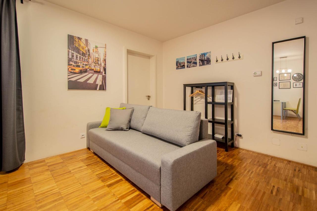 Modern With Balcony And Garage Apartamento Praga